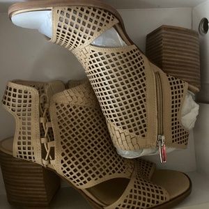 VINCE CAMUTO Kampbell perforated leather upper sandals